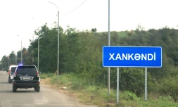 A l'entrée de la capitale du Haut-Karabakh, le 2 octobre 2023, le panneau du bord de route n'annonce plus Stepanakert mais "Khankendi", le nom azéri de la ville
