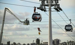 Des pompiers s'entraînent à évacuer des passagers du C1, le premier téléphérique d’Île-de-France, le 20 novembre 2025 à Limeil-Brévannes, dans le Val-de-Marne, avant son ouverture en décembre 