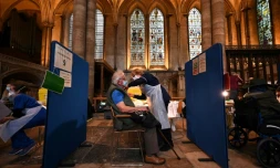 Un homme se fait vacciner le 20 janvier 2021 contre le Covid-19 dans la cathédrale de Salisbury, dans le sud-ouest de l'Angleterre, reconvertie en centre temporaire de vaccination