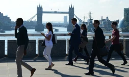 Des employés de la City de Londres traversent le London Bridge le 24 juin 2016