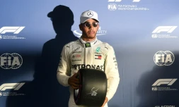 Le Britannique Lewis Hamilton (Mercedes) pose avec son trophée après avoir obtenu la 73e position de sa carrière après les qualif pour le GP d'Australie, le 24 mars à Melbourne