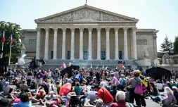 Des manifestants contre la réforme des retraites devant l'Assemblée nationale, le 6 juin 2023 à Paris