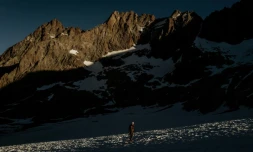 Un alpiniste sur le Glacier de la Selle tôt le matin, dans le massif des Ecrins, le 9 juillet 2025 à Saint-Christophe-en-Oisans, en Isère