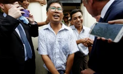 Wa Lone (g) et Kyaw Soe Oo, les deux journalistes de Reuters graciés, sortent de la prison d'Insein à Yangon, le 7 mai 2019
