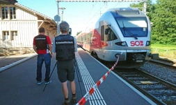 Des policiers aux abords d'un train à la station de Salez (est de la Suisse) aprÚs qu'un homme a mis le feu à un wagon et poignardé des passagers, le 13 août 2016