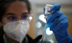 Une infirmiĂšre remplit une seringue avec une dose du vaccin du laboratoire AstraZeneca Ă Vigo en Espagne, le 13 mars 2021