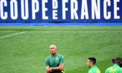 L'entraîneur du FC Nantes Antoine Kombouaré (centre) au Stade de France, le 28 avril 2023 à Saint-Denis, la veille de la finale de la Coupe de France contre Toulouse