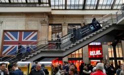 Des passagers attendent gare du nord à Paris le 18 octobre 2016 après une interruption du trafic de l'Eurostar