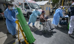 Des patients sont assistés dans un établissement spécialisé pour les malades du Covid-19 à Arequipa, au Pérou, le 8 juin 2021