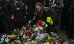 Des étudiants déposent des fleurs lors d'un rassemblement à l'université de Skopje au lendemain d'un incendie qui a ravagé une discothèque bondée à Kocani, le 17 mars 2025 en Macédoine du Nord