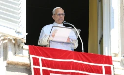 Photo transmise par les services du Vatican montrant le pape Léon XIV s'exprimant lors de la prière de l'Angélus, le 21 septembre 2025 au Vatican 
