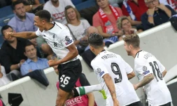 Le milieu de Liverpool Trent Alexander-Arnold (g) en liesse après avoir inscrit un but face à Hoffenheim en barrage aller de qualif. pour la C1, le 15 août 2017 à Sinsheim 