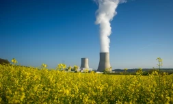 Les deux tours de refroidissement de la centrale nucléaire de Civaux, dans le centre de la France, le 25 avril 2016