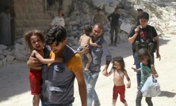 Des Syriens éloignent des enfants d'un quartier d'Alep (Syrie), tenu par des rebelles au régime d'Assad et qui a été la cible de bombardements aériens le 25 juillet 2016