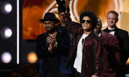 Bruno Mars reçoit le Grammy pour l'album de l'année le 28 janvier à New York