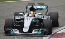 Le Britannique Lewis Hamilton (Mercedes) lors des essais qualificatifs pour le GP de Chine sur le circuit de Shanghai, le 8 avril 2017 