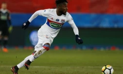 L'attaquant français Maxwel Cornet contrôle sa balle lors d'un match à Caen le 1er mars 2018