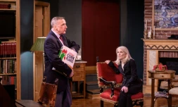 Charles Geyer et Catherine Russell durant une représentation de la pièce "Perfect Crime" à New York, le 27 avril 2021