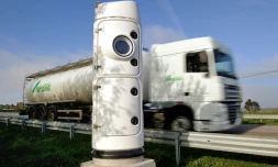 Un poids lourd passe devant un radar "écotaxe", le 16 novembre 2013 à Lisieux