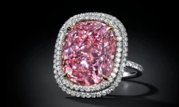 Un diamant rose vendu par Christie's présenté le 25 septembre 2015 à Genève