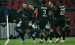 L'attaquant Kylian Mbappé, félicité par ses coéquipiers, après avoir ouvert le score pour le Paris Saint-Germain face à Brest, lors de la 21e journée de Ligue 1, le 15 janvier 2022 au Parc des Princes