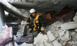 Samir Salim, un secouriste syrien des Casques blancs dans la Ghouta orientale, assis sur les décombre de sa maison à Madira, le 12 février 2018