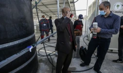 Un ingénieur boit de l'eau produite par un appareil retirant l'humidité de l'air, à Khan Younès (Gaza) le 16 novembre 2020