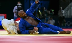Teddy Riner remporte son combat contre le Japonais Tatsuru Saito et offre le titre olympique à l'équipe de France, dans l'épreuve mixte, le 3 août 2024 à Paris