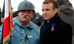 Le président Emmanuel Macron et un homme déguisé en poilu le 5 novembre 2018 à Morhange