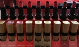 Les fabricants de produits cosmétiques doivent encore faire des efforts pour éviter d'utiliser certaines substances "indésirables" dans leurs formules et les remplacer par d'autres plus saines