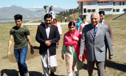 La jeune Pakistanaise prix Nobel de la paix Malala Yousafzai (C), accompagnée de son pÚre Ziauddin Yousafzai (2eG), son frÚre Atal Yousafzai (G) et du principal de l'école pour garçons Guli Bagh à une quinzaine de km de Mingora, le 31 mars 2018