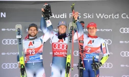 Le vainqueur du géant de Sölden Alexis Pinturault (c) pose sur le podium avec Mathieu Faivre (g) et le SlovÚne Zan Kranjec, arrivé 3e, le 27 octobre 2019