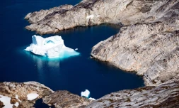 Vue aérienne d'un iceberg flottant le long de la cÎte orientale du Groenland prÚs de Kulusuk, le 15 août 2019