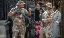 Des militaires de la Force de défense nationale d'Afrique du Sud (SANDF) près des lieux de la fusillade dans un bar de l'ouest de Johannesburg qui a fait 17 morts et 15 blessés, le 27 septembre 2026  