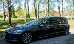 Un corbillard électrique de Tesla Motors utilisé par une entreprise de pompes funÚbres à Oslo le 29 avril 2019