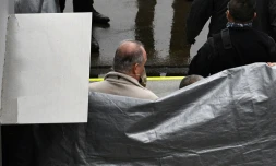 Un homme, supposé être Michael Taylor, accusé d'avoir aidé Carlos Ghosn dans sa fuite, est escorté par des policiers japonais à son arrivée à l'aéroport de Narita, le 2 mars 2021