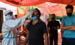 Test du coronavirus Ă Ghaziabad, le 27 septembre 2020 en Inde