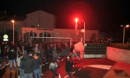 Des manifestants cagoulés ou portant des capuches lancent divers projectiles -pierres, planches, gros pétards - en direction des gendarmes mobiles venus de Bastia, le 15 février 2016 à Corte