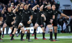 Les All Blacks effectuent le traditionnel haka face aux Australiens en Bledisloe Cup à l'Eden Park, le 22 octobre 2016