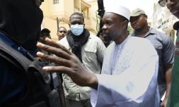 Le leader de l'opposition Ousmane Sonko parle avec des policiers devant chez lui, le 17 juin 2022 à Dakar, au Sénégal