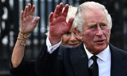 Le roi Charles III accompagné de son épouse Camilla salue la foule à son arrivée au palais de Buckingham le 9 septembre 2022.
