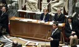 Le Premier ministre Manuel Valls au micro lors des questions au gouvernement à l'Assemblée nationale, le 22 mars 2016 à Paris 