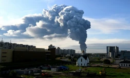 De la fumée s'élÚve au-dessus de batiments résidentiels depuis un entrepot de Wildberries prÚs de Saint-Pétersbourg en Russie frappé par des drones ukrainiens le 24 juillet 2026