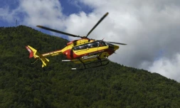 Un hélicoptÚre de la Sécurité civile évacue une personne blessée de RoquebilliÚre, le 3 octobre 2020