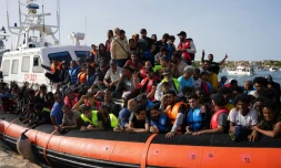 Des migrants arrivent dans le port de Lampedusa, le 18 septembre 2023 en Italie