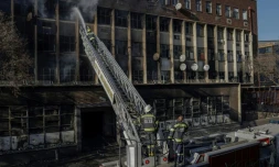 Les pompiers à l'oeuvre pour éteindre un incendie meurtrier dans un immeuble de Johannesburg le 31 août 2023