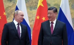 Le président chinois Xi Jinping (d) reçoit son homologue russe Vladimir Poutine à Pékin, le 4 février 2022