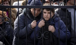 Des habitants attendent une distribution de nourriture devant une église à Trostyanets en Ukraine le 29 mars 2022