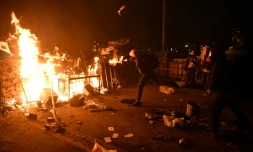 Un manifestant lance le 17 novembre 2019 un cocktail molotov vers la police à l'université polytechnique de Hong Kong
