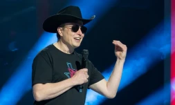 Elon Musk s'adresse au public lors de l'inauguration de sa nouvelle usine Tesla à Austin (Texas) le 7 avril 2022